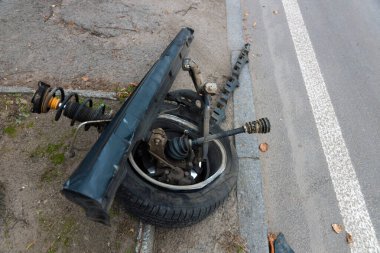 Bir arıza ya da araba kazasından sonra, yolun kenarına bırakılmış bir yığın çarpık ve kırık araba parçası. Görüntü araba kazasını ve trafik kazasının sonrasını gösteriyor.