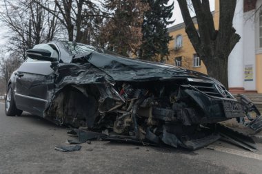 Arabadan bir tekerlek fırladı. Detaylar, yakın plan. Araba tekerleği. Ciddi bir kaza. Tekerleksiz araba yolda. Kontrolü kaybettim ve bir ağaca çarptım.