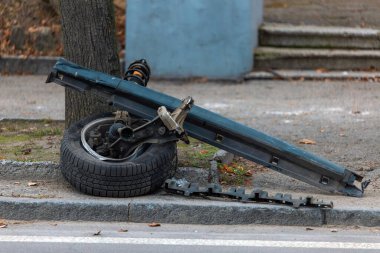 Bir arıza ya da araba kazasından sonra, yolun kenarına bırakılmış bir yığın çarpık ve kırık araba parçası. Görüntü araba kazasını ve trafik kazasının sonrasını gösteriyor.