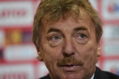 Warsaw, Polonya - 23 Temmuz 2018: Polonya Millî Futbol Takımı Jerzy Brzeczek yeni bir koç ile Polonya futbol Federatio Başkanı Zbigniew Boniek sunumunu