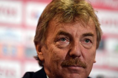 Warsaw, Polonya - 23 Temmuz 2018: Polonya Millî Futbol Takımı Jerzy Brzeczek yeni bir koç ile Polonya futbol Federatio Başkanı Zbigniew Boniek sunumunu