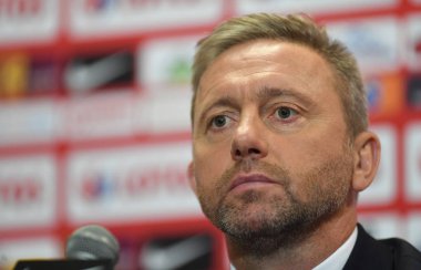 Warsaw, Polonya - 23 Temmuz 2018: Polonya Millî Futbol Takımı Jerzy Brzeczek yeni bir koç ile Polonya futbol Federatio Başkanı Zbigniew Boniek sunumunu