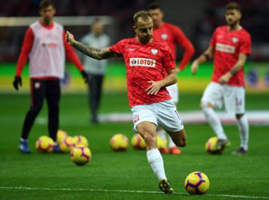 Kamil Grosicki (Polonya) ısıtır kadar Uefa Euro 2020 sırasında Polonya - 24 Mart 2019, Letonya Letonya ile 2:0 kazandı, Varşova, Polonya Pge Ulusal Stadyumu Varşova çizer