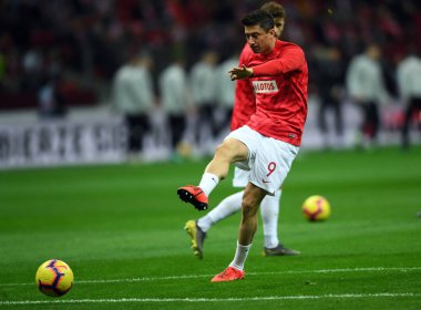 Robert Lewandowski (Polonya) ısıtır kadar Uefa Euro 2020 sırasında Polonya - 24 Mart 2019, Letonya Letonya ile 2:0 kazandı, Varşova, Polonya Pge Ulusal Stadyumu Varşova çizer