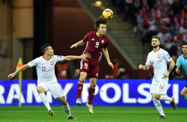 Arkadiusz Reca (Polonya) Janis Ikaunieks (Letonya) üstbilgileri Uefa Euro 2020 sırasında top Polonya - 24 Mart 2019, Letonya Letonya ile 2:0 kazandı, Varşova, Polonya Pge Ulusal Stadyumu Varşova çizer.