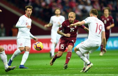 Grzegorz Krychowiak (Polonya) Deniss Rakels (Letonya) Uefa Euro 2020 sırasında eylem Polonya - Letonya 24 Mart 2019 yılında çizer, Varşova, Polonya Pge Ulusal Stadyumu Varşova Letonya ile 2:0 kazandı.