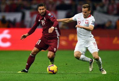 Tomasz Kedziora (Polonya) Arturs Karasausks (Letonya) Uefa Euro 2020 sırasında eylem Polonya çizer - 24 Mart 2019 yılında Letonya, Varşova, Polonya Pge Ulusal Stadyumu Varşova Letonya ile 2:0 kazandı