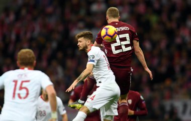 Mateusz Klich (Polonya) Vladislavs Gutkovskis (Letonya) üstbilgileri Uefa Euro 2020 sırasında top Polonya - 24 Mart 2019, Letonya Letonya ile 2:0 kazandı, Varşova, Polonya Pge Ulusal Stadyumu Varşova çizer.
