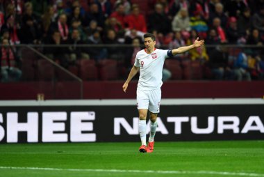 Robert Lewandowski (Polonya) verir yönergeleri Uefa Euro 2020 sırasında Polonya - 24 Mart 2019, Letonya Letonya ile 2:0 kazandı, Varşova, Polonya Pge Ulusal Stadyumu Varşova çizer