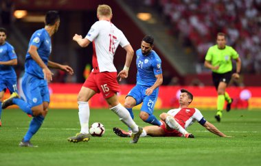 Varşova, Polonya, 10 Haziran 2019: Euro 2020 elemeleri, grup aşamasında, Polonya Pge Narodowy'de Izarel ile 4:0 kazandı. Beram Kayal (Izrael) Robert Lewandowski (Polonya) 