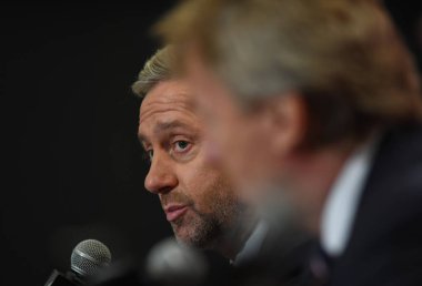 Warsaw, Polonya - 23 Temmuz 2018: Polonya Millî Futbol Takımı Jerzy Brzeczek yeni bir koç ile Polonya futbol Federatio Başkanı Zbigniew Boniek sunumunu
