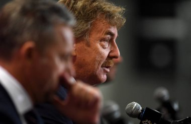 Warsaw, Polonya - 23 Temmuz 2018: Polonya Millî Futbol Takımı Jerzy Brzeczek yeni bir koç ile Polonya futbol Federatio Başkanı Zbigniew Boniek sunumunu