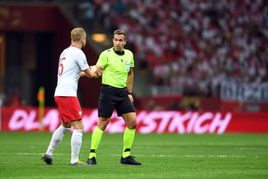 Varşova, Polonya, 10 Haziran 2019: Euro 2020 elemeleri, grup aşamasında, Polonya Pge Narodowy'de Izarel ile 4:0 kazandı. Kamil Glik (Polonya) Tobias Stieler (yeniden serbest)