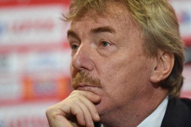 Warsaw, Polonya - 23 Temmuz 2018: Polonya Millî Futbol Takımı Jerzy Brzeczek yeni bir koç ile Polonya futbol Federatio Başkanı Zbigniew Boniek sunumunu