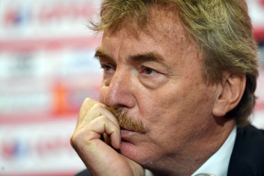 Warsaw, Polonya - 23 Temmuz 2018: Polonya Millî Futbol Takımı Jerzy Brzeczek yeni bir koç ile Polonya futbol Federatio Başkanı Zbigniew Boniek sunumunu