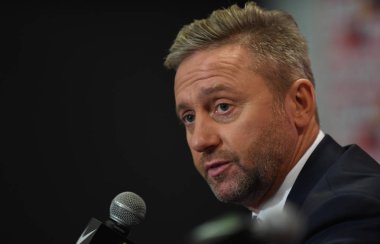 Warsaw, Polonya - 23 Temmuz 2018: Polonya Millî Futbol Takımı Jerzy Brzeczek yeni bir koç ile Polonya futbol Federatio Başkanı Zbigniew Boniek sunumunu