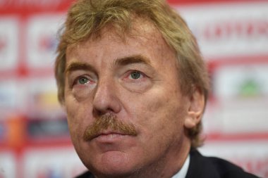 Warsaw, Polonya - 23 Temmuz 2018: Polonya Millî Futbol Takımı Jerzy Brzeczek yeni bir koç ile Polonya futbol Federatio Başkanı Zbigniew Boniek sunumunu