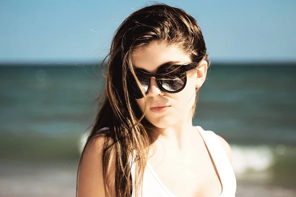 해변에서 선글라스에 머리를 여자의 초상화 — 스톡 사진