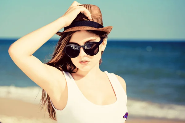 머리와 해변에서 그녀의 시간을 즐기고 선글라스에 — 스톡 사진