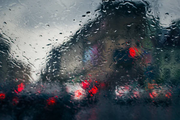 Strada comunale vista attraverso le gocce di pioggia sul parabrezza dell'auto — Foto Stock