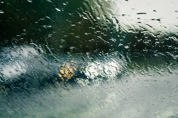 Strada comunale vista attraverso le gocce di pioggia sul parabrezza dell'auto — Foto Stock