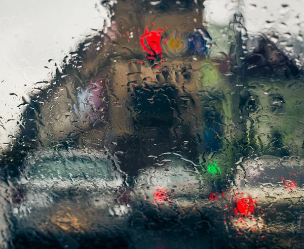 City road seen through rain drops on the car windshield — Stock Photo, Image