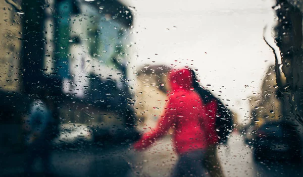 City road keresztül eső csepp az autó szélvédő — Stock Fotó