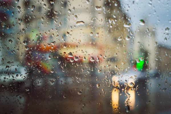 Δρόμος πόλη ιδωμένη μέσα από βροχή πέφτει στο παρμπρίζ του αυτοκινήτου — Φωτογραφία Αρχείου