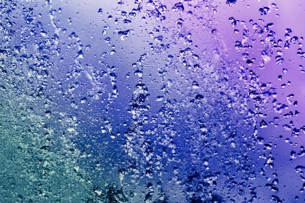 噴水の水の飛沫をいくつかの水滴に焦点をクローズ アップ 抽象的な背景 — ストック写真