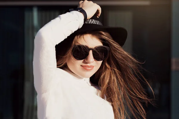 Außenporträt Eines Hübschen Mädchens Mit Trendiger Sonnenbrille Mit Schwarzem Hut — Stockfoto