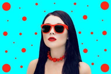 Portre yakın çekim parlak boyalı dudaklar ve güneş gözlüğü yanında renkli bir arka plan ile oldukça genç bir kadın