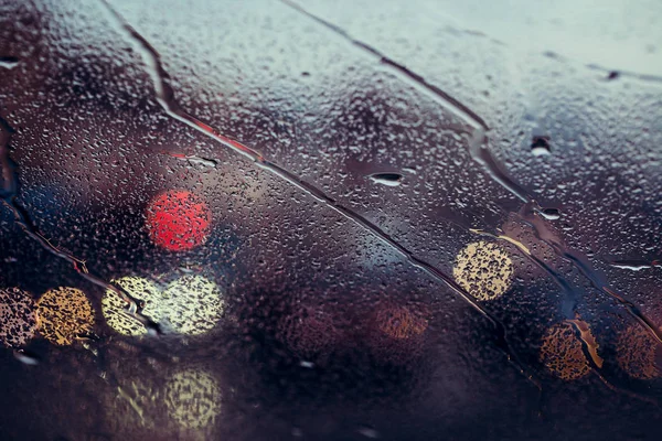 Міська Дорога Спостерігається Через Краплі Дощу Вітровому Склі Автомобіля Фокус — стокове фото