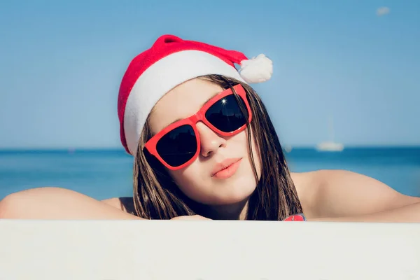 Portrét Zblízka Docela Dospívající Dívky Santa Claus Klobouk Sluneční Brýle — Stock fotografie