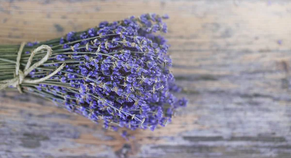 Eski bir boyalı ahşap arka planda kuru lavanta buket yakın. Fransız rustik kır dekoru. Kopya alanı ile üst görünüm