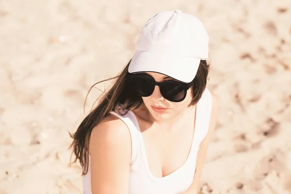 Beyaz b giyen uzun saçlı bir güzel genç kız portre