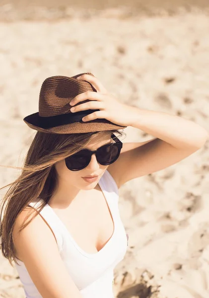 Menina bonita com cabelo comprido e um chapéu — Fotografia de Stock