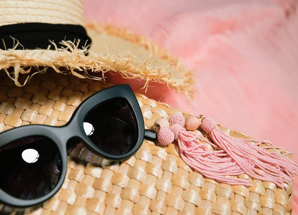 Woman clothes and accessories. Earrings, fragment of a straw bag — ストック写真