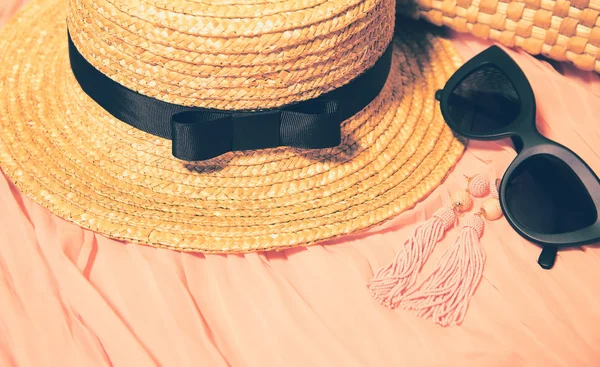 Woman clothes and accessories. Straw hat, black trendy sunglasse — ストック写真