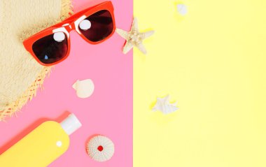 Parlak renkli arka planda moda moda plaj aksesuarları