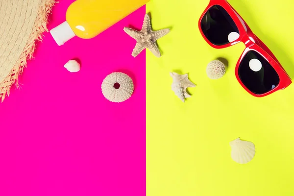 Модные пляжные аксессуары на ярком красочном фоне — стоковое фото