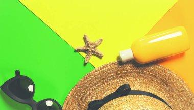 Parlak renkli arka planda plaj aksesuarları. Bir parçası