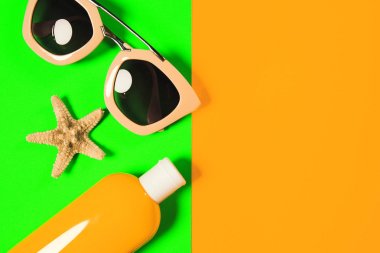 Parlak renkli arka planda plaj aksesuarları. Kurutulmuş starfis