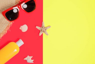 Parlak renkli arka planda moda moda plaj aksesuarları