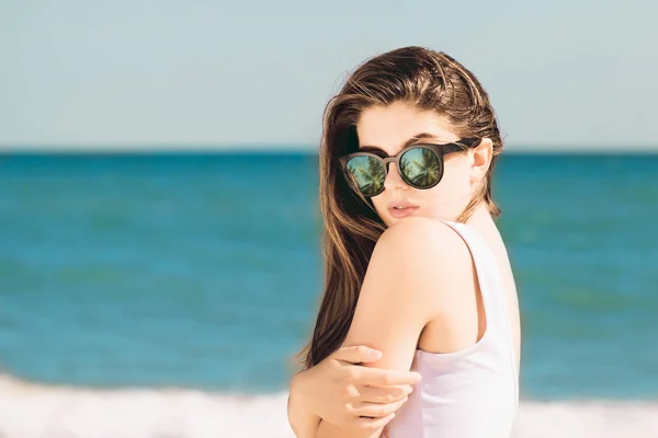 Porträt eines hübschen Mädchens mit langen Haaren in trendiger Sonnenbrille — Stockfoto