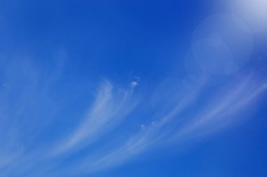 Beyaz bulutlarla güzel mavi gökyüzü. Soyut doğa arka planı