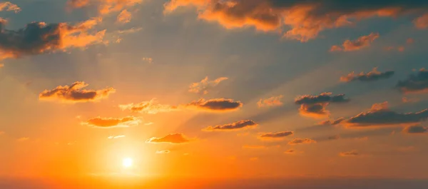 Prachtig uitzicht op een zonsondergang hemel met zon, zonnestralen en wolken. Nat — Stockfoto