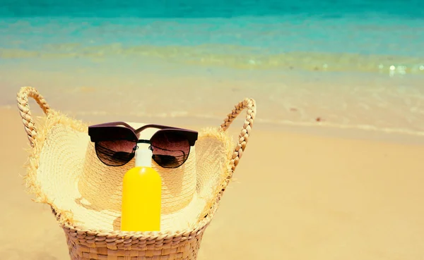 Strohhut Eine Flasche Sonnencreme Sonnenbrille Und Strohsack Mit Meeresstrand Als — Stockfoto