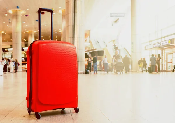 Suitcase in airport airport terminal waiting area with lounge zo — Stock Photo, Image