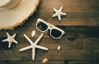 Güneş gözlüğü, hasır şapka, denizyıldızları ve sh ile yaz kompozisyon