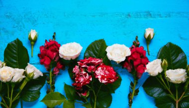 Eski boyalı ahşap masa üzerinde renkli çiçekler. Yaz çiçek geri